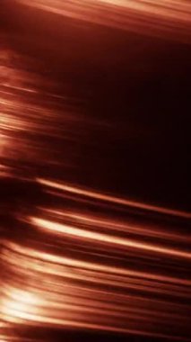 Erimiş ışık iplikleri derin, gölgeli bir alanda yarışır. Parlayan kenarları karanlığı aydınlatan ışıl ışıl bir ısı saçar.