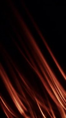 Işıl ışıl parlayan ateş çizgileri derin siyah bir arkaplan boyunca uzanıyor. Işıl ışıl kenarları etrafındaki karanlığa yumuşak, çevresel bir ışık saçıyor.