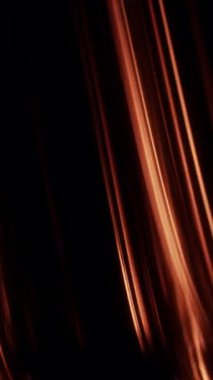 Soyut ateşin dinamik çizgileri derin karanlık bir tuval boyunca akıyor, boşluğu aydınlatan ışık yollarını oyuyor.