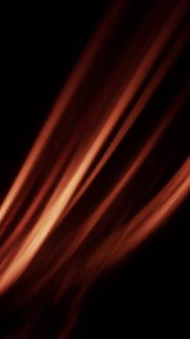 Çevredeki karanlığı kesen parlak alev çizgileri, onların ışıltısı boşluğa ışık saçıyor.