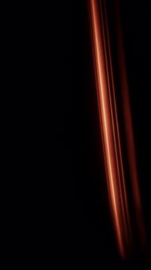 Parlak ateş çizgileri, karanlık bir zemin üzerinde sorunsuzca döner, dinamik ve soyut bir görsel oluşturur.