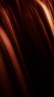 Yangının canlı turuncu izleri zifiri karanlık bir zemin boyunca yavaşça çözülen erimiş iplikler gibi aşağı doğru akıyor.