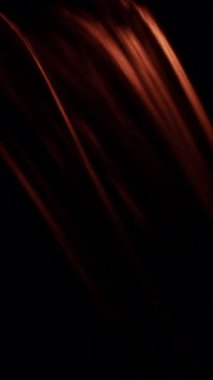 Karanlığın içinden geçen soyut ışık çizgilerinin akışı, her bir iz, turuncu ve altın tonlarında parlak bir ışık saçıyor, dinamik bir kontrast oluşturuyor.