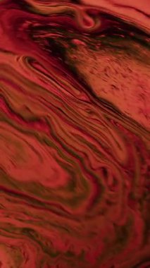 Yanardöner bir sabun baloncuğunun yakın çekim görüntüsü narin yüzeyinde yeşil ve turuncu renkler sergiliyor.