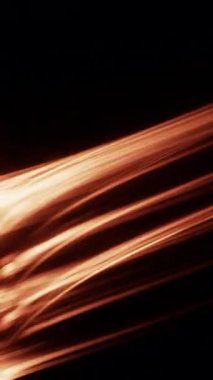 Derin karanlığa, arka planda yanan ışık çizgilerine, parıldayan yollarına karşı yoğunluk ve hareketle titreşen ışıklara karşı.