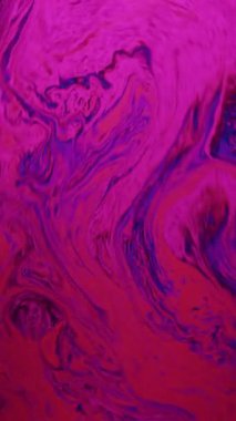 Büyüleyici pembe ve mavi girdapları olan bir sabun baloncuğunun psikedelik yakın çekimi, hareketli akışkan, yanardöner desenler yaratır.