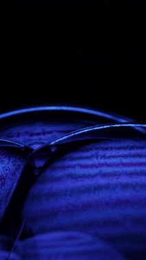 Büyüleyici bir rüya sabun köpüğü kümesi. Parlayan parlak renkler, parlak siyah bir arka planda usulca süzülüyor.