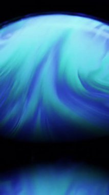 Mavi bir sabun köpüğünün yanardöner yüzeyinde hızla dönen sıvı hareketini yakalayan ve büyüleyici renkli desenler yaratan bir makro çekim.