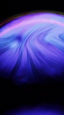 Serin mavi ve yeşil tonlarda hızlı hareket eden yanardöner sıvı bir sabun köpüğünün yüzeyinde dinamik bir şekilde döner ve büyüleyici soyut desenler yaratır.