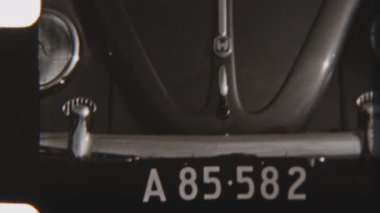 8 mm 'lik film, çatı valiziyle doldurulmuş klasik bir VW Beetle' ı ortaya çıkarıyor. Nostaljik tatil titreşimlerini klasik retro stiliyle yakalıyor.