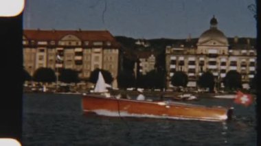 8mm 'lik klasik görüntüler, turistlerle dolu turistik bir tekneyi açık mavi bir gökyüzünün altında Zürih Gölü' nde gezerken yakalıyor.