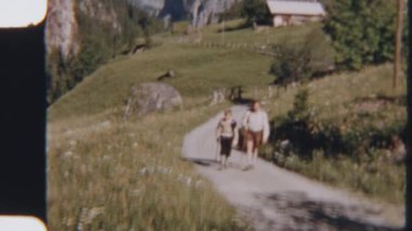 8 mm 'lik film, Kandersteg' in yemyeşil vadilerinde yürüyen bir baba ve oğulun samimi bir anını yakalar.