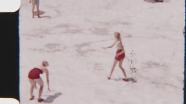 8mm 'lik klasik film, karlı bir manzaranın ortasında neşeli bir kartopu savaşında nostaljik cazibe saçan neşeli bir aileyi yakalar.