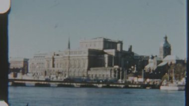 Stockholms Opera Binası ve Saint James Kilisesi 'nin şehrin önünden geçerken nostaljik bir şehir atmosferini yakaladığını gösteren 8 mm' lik klasik bir görüntü.