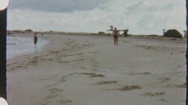 Bu 8mm 'lik film, 1970' lerin Tunus 'undan bir sahneyi çekiyor. Üzerinde koyu renkli mayo giymiş üstsüz bir adamın parçalı bulutlu bir gökyüzünün altında geniş, kumlu bir plaj boyunca koşuşunu gösteriyor.