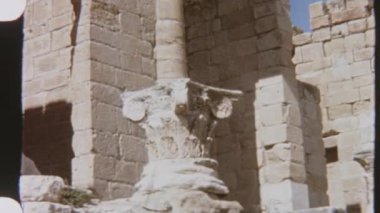 Tunus 'ta çekilen bu klasik 70' lerin 8mm 'lik film, süslü oyulmuş bir sütun ve yıpranmış taş duvarlarla çevrili eski bir yapının yıpranmış kalıntılarını içeriyor.