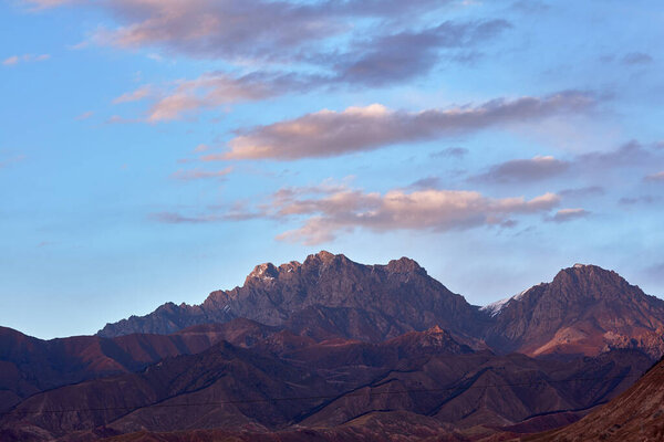 красивый горный пейзаж. Горы, солнечный день, солнце и небо луна,