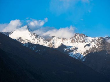 Dağlardaki güzel dağ manzarası