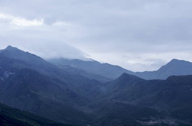 Dağların güzel manzarası 
