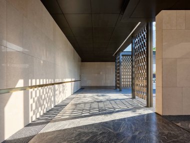 Şehrin modern binası 