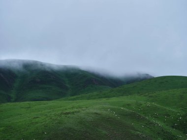 Dağları ve bulutları olan güzel bir manzara