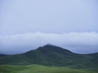Dağları ve bulutları olan güzel bir manzara