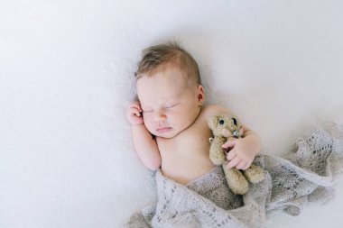 Huzurlu uyuyan yeni doğmuş bebek 2 haftalık. Saf güzellik..