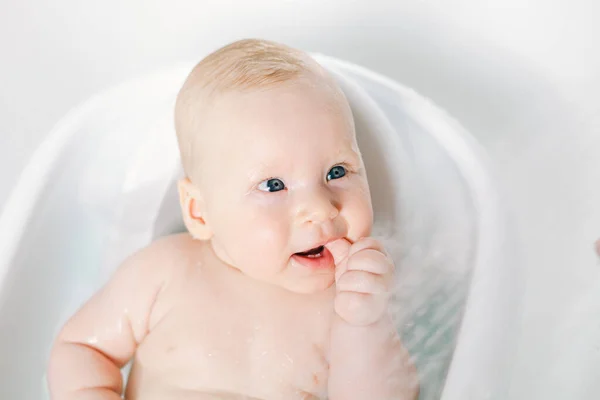 Nettes Kleines Mädchen Beim Baden Kindergesundheit Lustige Badezeit — Stockfoto