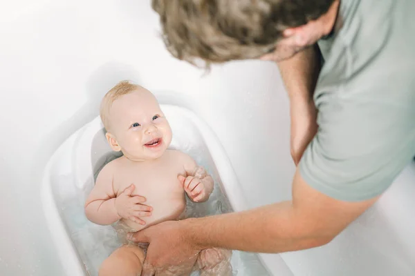 Yeni Doğmuş Tatlı Bir Kız Bebek Banyo Yaparken Eğleniyor Baba — Stok fotoğraf