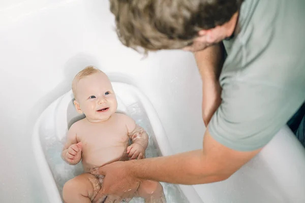 Yeni Doğmuş Tatlı Bir Kız Bebek Banyo Yaparken Eğleniyor Baba — Stok fotoğraf