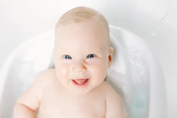 Aranyos Kislány Fürdik Gyermekegészségügy Vicces Fürdés — Stock Fotó