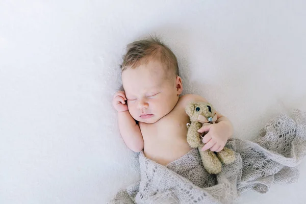 两个星期大的婴儿正在平静地睡觉 纯洁的美 — 图库照片