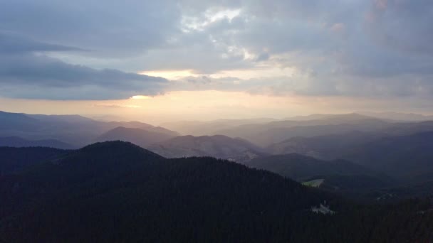 Nekonečné Mlhavé Tajemné Horské Údolí Horskými Hřebeny Chráněnými Temnými Smrkovými — Stock video