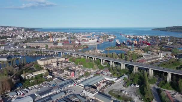 Большой Автомобильный Мост Модными Современными Мощными Автомобилями Проходит Через Пролив — стоковое видео