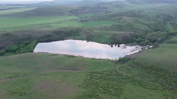 Небольшое Болотистое Горное Озеро Прозрачной Темной Прохладной Водой Расположено Между — стоковое видео