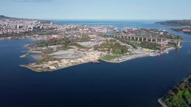 Mar Negro Azul Escuro Lava Uma Cidade Industrial Balneária Com — Vídeo de Stock