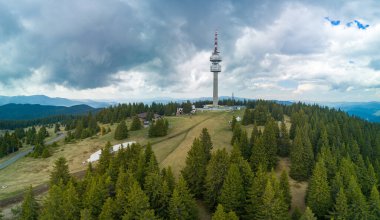 Yüksek telekomünikasyon ünlü Snezhanka kulesi Rodop dağları vadisinde ve kasvetli bir gökyüzüne karşı ormanlar. Panorama, üst manzara