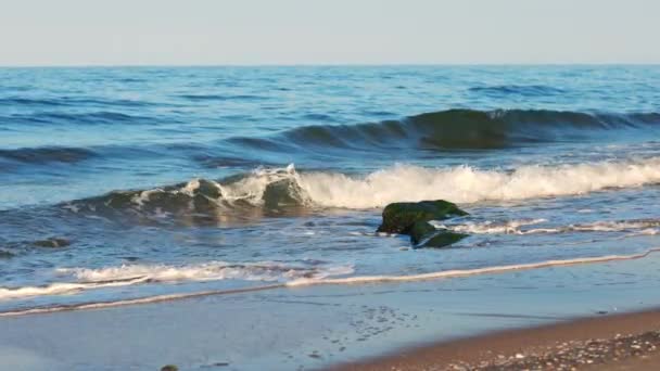 Спокойное Синее Безграничное Черное Море Прохладной Водой Отражающей Свет Песчаный — стоковое видео