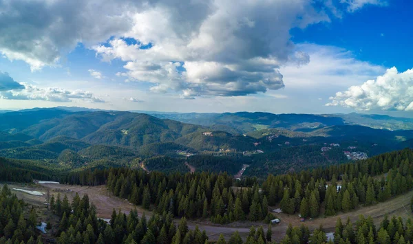 Vale Das Montanhas Balcânicas Está Coberto Nevoeiro Nuvens Ensolaradas Florestas — Fotografia de Stock