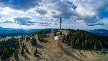 Yüksek telekomünikasyon ünlü Snezhanka kulesi Rodop dağları vadisinde ve kasvetli bir gökyüzüne karşı ormanlar. Panorama, üst manzara