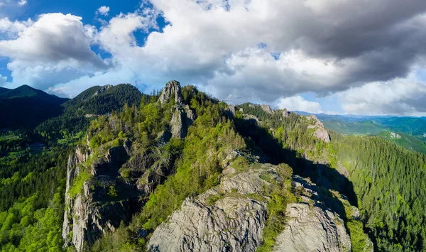 Pico Rocoso Alta Montaña Con Vegetación Valle Montañas Rhodope Bosques —  Fotos de Stock