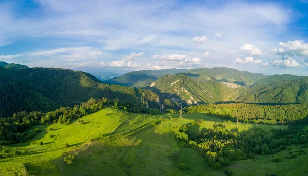 Κοιλάδα Των Βαλκανικών Βουνών Καλύπτεται Από Ομίχλη Ηλιόλουστα Σύννεφα Και — Φωτογραφία Αρχείου