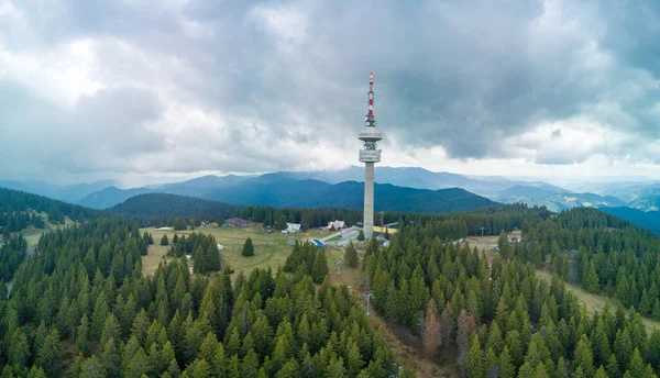 Yüksek telekomünikasyon ünlü Snezhanka kulesi Rodop dağları vadisinde ve kasvetli bir gökyüzüne karşı ormanlar. Panorama, üst manzara