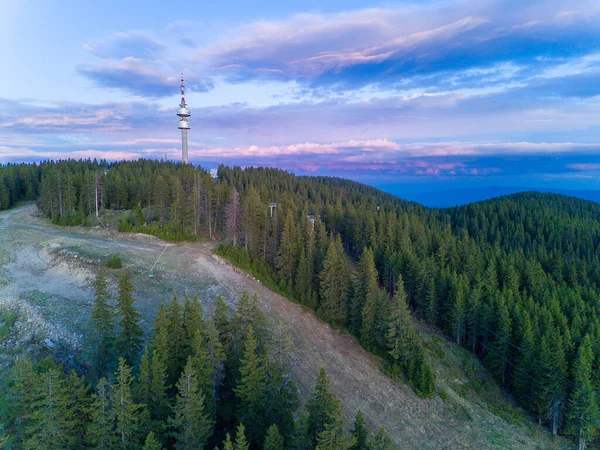 Alta Torre Telecomunicações Snezhanka Montanha Vale Rhodope Montanhas Com Nevoeiro — Fotografia de Stock