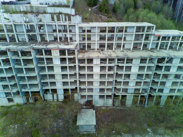 Mehrstöckiges Verlassenes Hotel Mit Betonwänden Steht Dichtem Fichtenwald Hang Des — Stockfoto