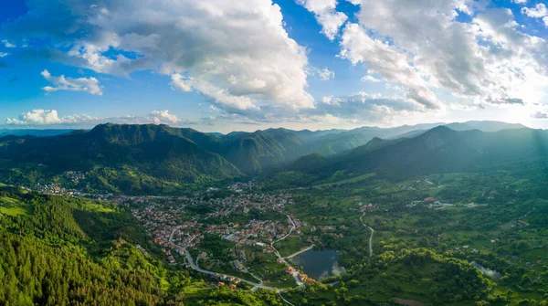 Pequeña Ciudad Búlgara Smolyan Con Casas Lago Está Cubierto Vegetación —  Fotos de Stock