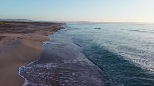 Sakin Mavi Uçsuz Bucaksız Karadeniz Işığı Yansıtan Soğuk Yakındaki Kumlu — Stok video