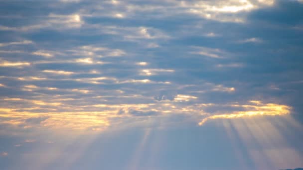 Яркие Закатные Лучи Солнца Светят Сквозь Густые Вечерние Белые Облака — стоковое видео
