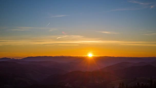 灿烂炽热的晚霞把它的夕阳洒满了罗得波山脉的山谷 那里在低洼地区的阴影中避风港 Uhd 4K视频定时器 — 图库视频影像