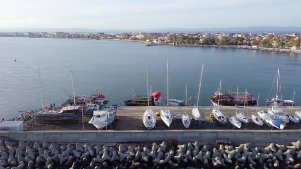 Невеликий Морський Рибальський Порт Човнами Спокійному Глибокому Холодному Чорному Морі — стокове відео